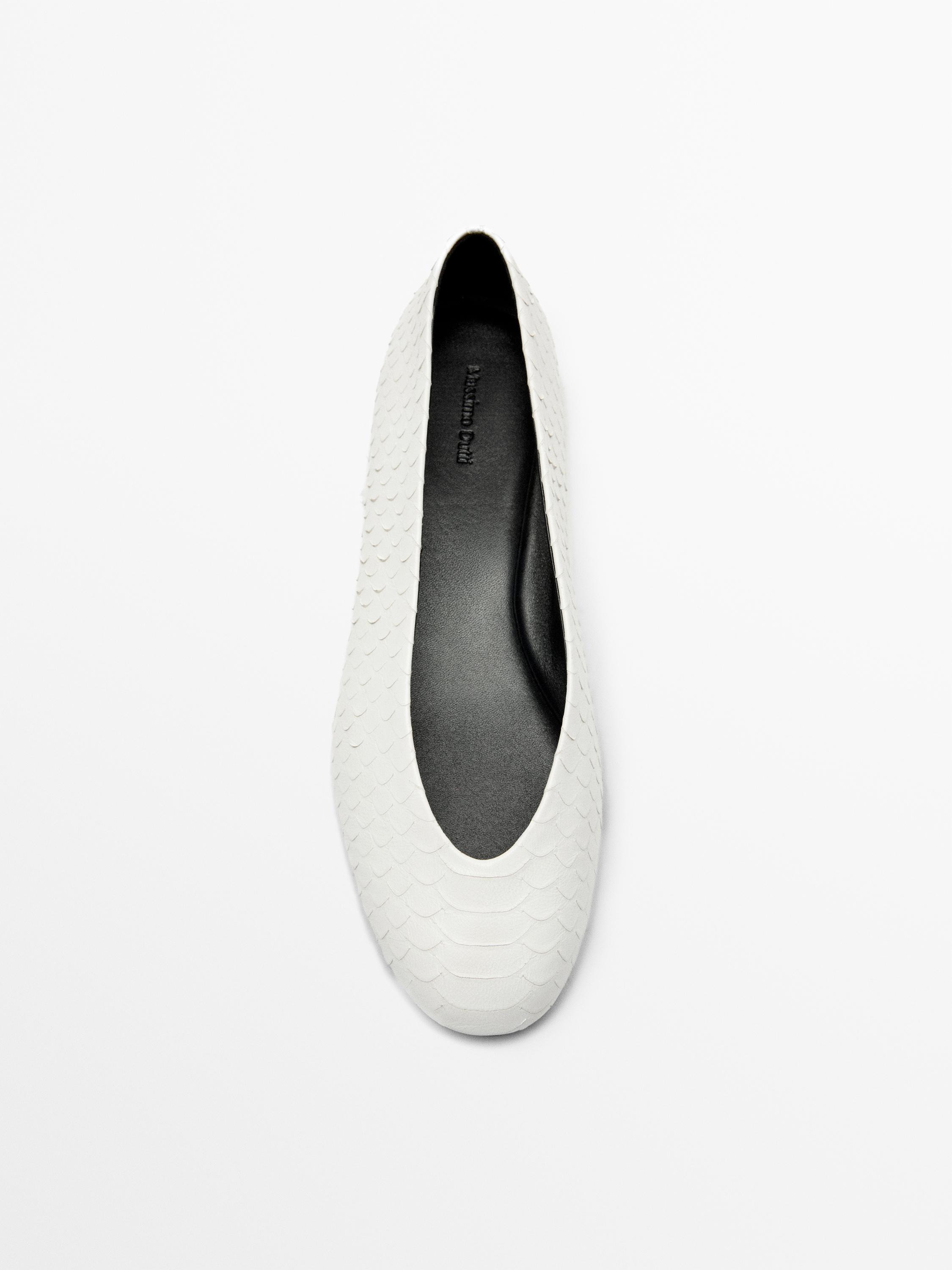 Ballet flats with leather detail